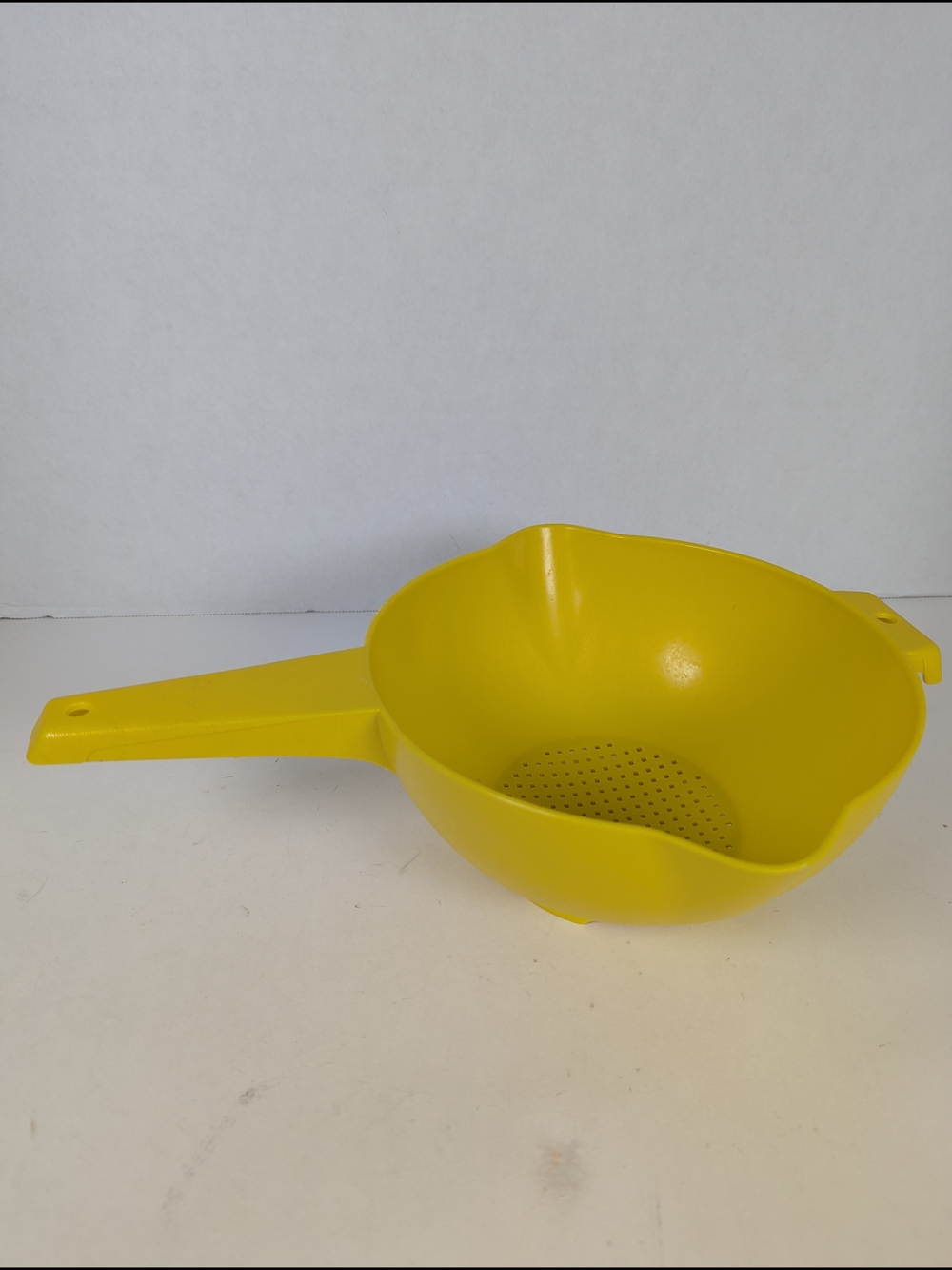 VTG Tupperware 1523-3 Yellow 2 Qt Strainer Colander w/ Handle Dual Spouts Large